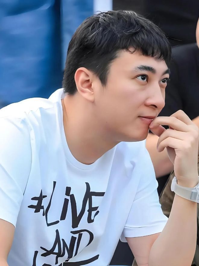 王思聪在新加坡出现，穿粉色鞋子携粉色塑料袋，身边有三位女伴(图8)