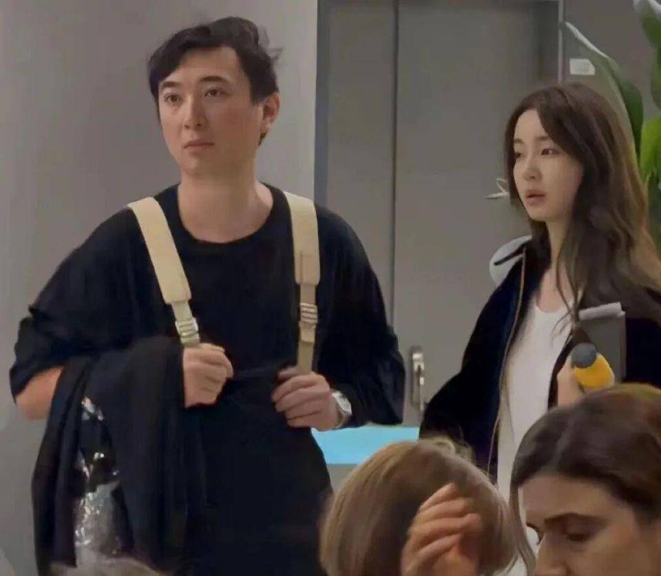 王思聪在新加坡出现，穿粉色鞋子携粉色塑料袋，身边有三位女伴(图7)