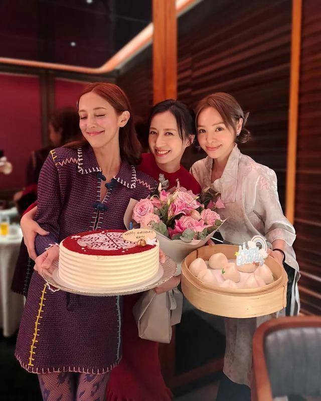 TVB视后龚嘉欣庆生,少妇联盟大搞睡衣派对,事业登顶感情随缘(图1) TVB视后龚嘉欣庆生,少妇联盟大搞睡衣派对,事业登顶感情随缘(图1)