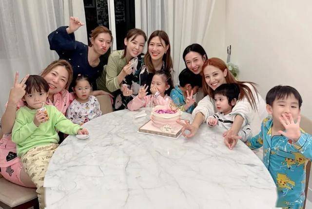 TVB视后龚嘉欣庆生,少妇联盟大搞睡衣派对,事业登顶感情随缘(图6) TVB视后龚嘉欣庆生,少妇联盟大搞睡衣派对,事业登顶感情随缘(图6)