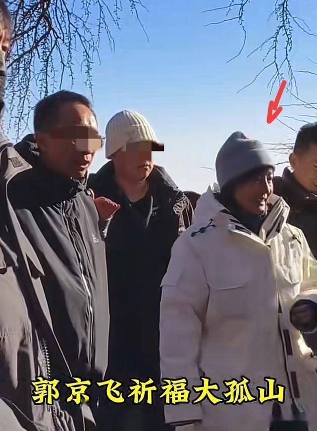 47岁鲍莉陪郭京飞大孤山祈福，脸色蜡黄老人味好浓，普通主妇摸样(图2)