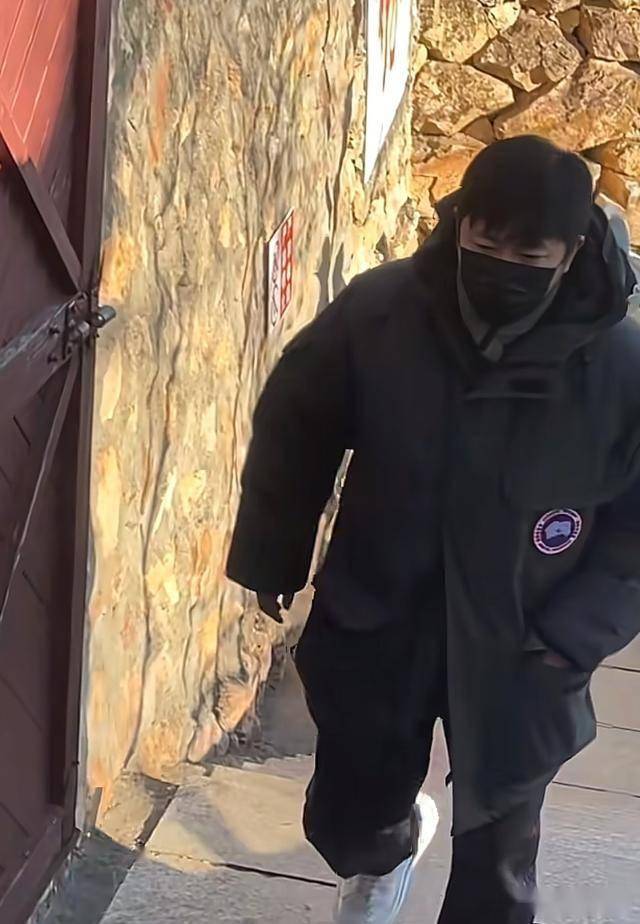 47岁鲍莉陪郭京飞大孤山祈福，脸色蜡黄老人味好浓，普通主妇摸样(图3)