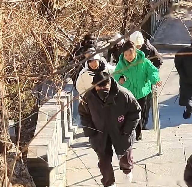 47岁鲍莉陪郭京飞大孤山祈福，脸色蜡黄老人味好浓，普通主妇摸样(图4)