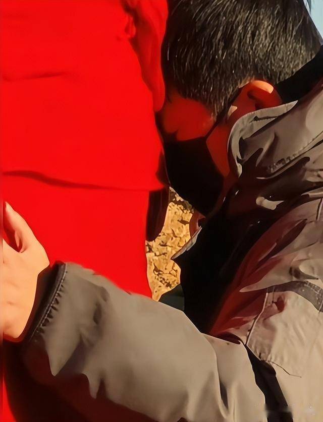 47岁鲍莉陪郭京飞大孤山祈福，脸色蜡黄老人味好浓，普通主妇摸样(图6)