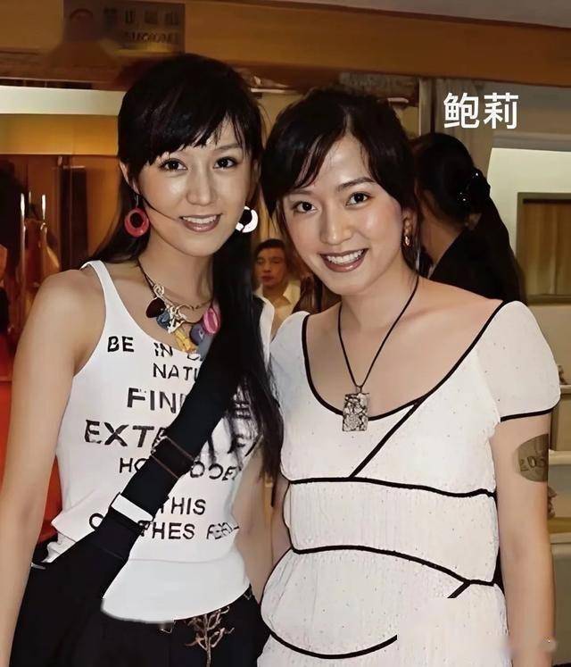 47岁鲍莉陪郭京飞大孤山祈福，脸色蜡黄老人味好浓，普通主妇摸样(图8)