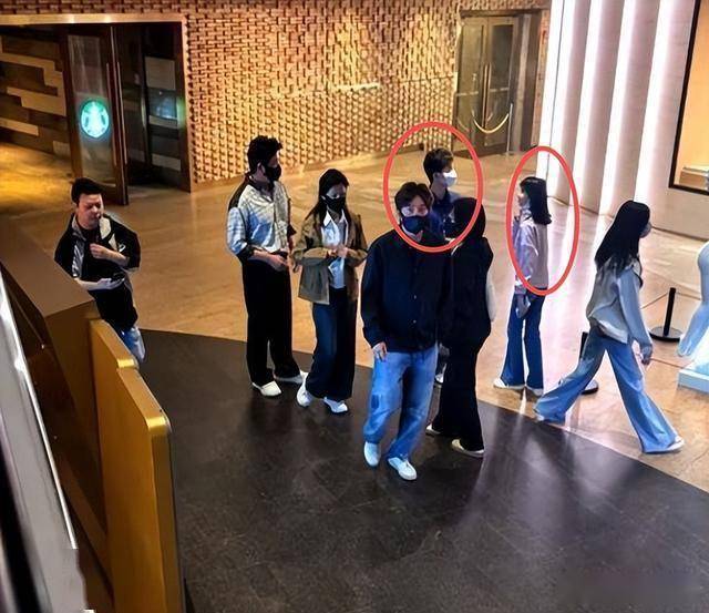 47岁鲍莉陪郭京飞大孤山祈福，脸色蜡黄老人味好浓，普通主妇摸样(图14)