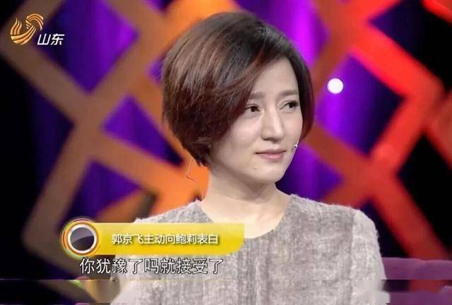 47岁鲍莉陪郭京飞大孤山祈福，脸色蜡黄老人味好浓，普通主妇摸样(图12)