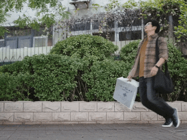 47岁鲍莉陪郭京飞大孤山祈福，脸色蜡黄老人味好浓，普通主妇摸样(图16)