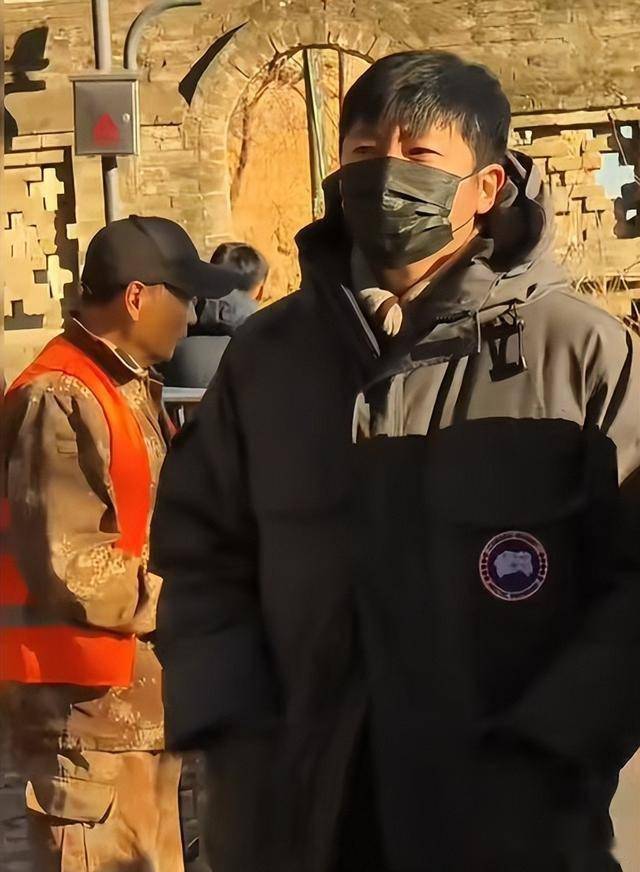 47岁鲍莉陪郭京飞大孤山祈福，脸色蜡黄老人味好浓，普通主妇摸样(图18)