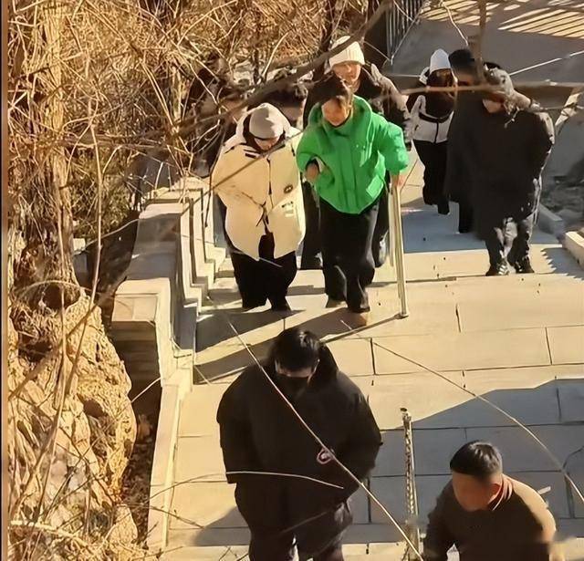 47岁鲍莉陪郭京飞大孤山祈福，脸色蜡黄老人味好浓，普通主妇摸样(图17)