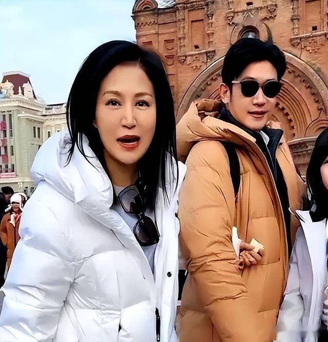 47岁鲍莉陪郭京飞大孤山祈福，脸色蜡黄老人味好浓，普通主妇摸样(图21)