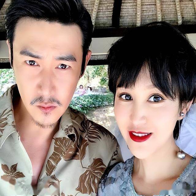 47岁鲍莉陪郭京飞大孤山祈福，脸色蜡黄老人味好浓，普通主妇摸样(图20)