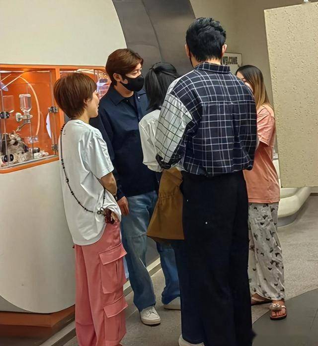 47岁鲍莉陪郭京飞大孤山祈福，脸色蜡黄老人味好浓，普通主妇摸样(图22)