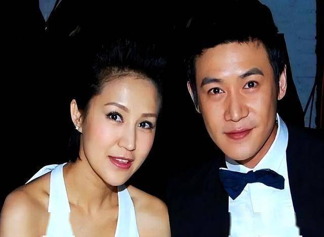 47岁鲍莉陪郭京飞大孤山祈福，脸色蜡黄老人味好浓，普通主妇摸样(图19)