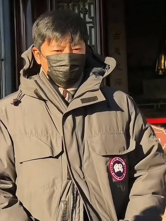 47岁鲍莉陪郭京飞大孤山祈福，脸色蜡黄老人味好浓，普通主妇摸样(图23)