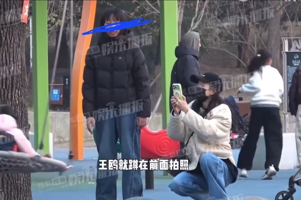 曝王鸥带女儿逛公园，全程紧跟孩子母性爆棚，孩子生父身份引热议(图5)