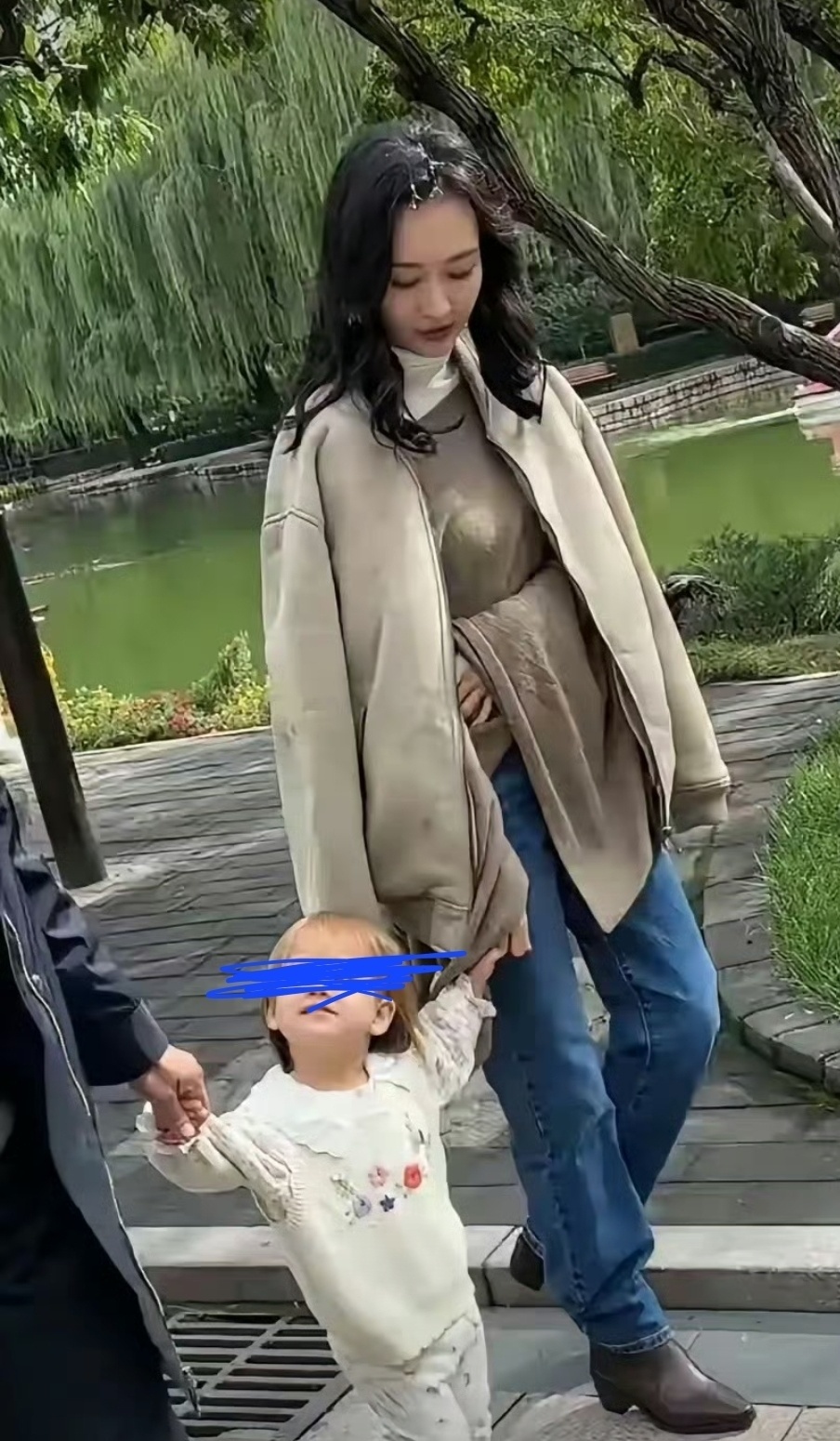 曝王鸥带女儿逛公园，全程紧跟孩子母性爆棚，孩子生父身份引热议(图6)