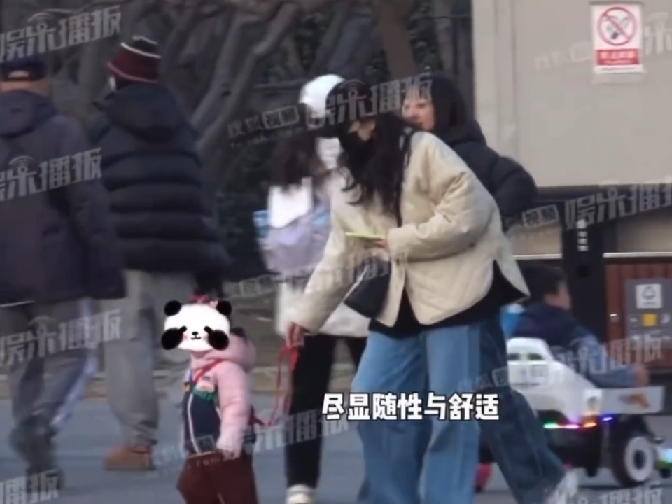 曝王鸥带女儿逛公园，全程紧跟孩子母性爆棚，孩子生父身份引热议(图3)