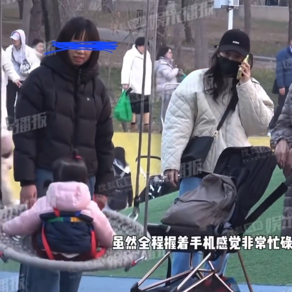 曝王鸥带女儿逛公园，全程紧跟孩子母性爆棚，孩子生父身份引热议(图4)