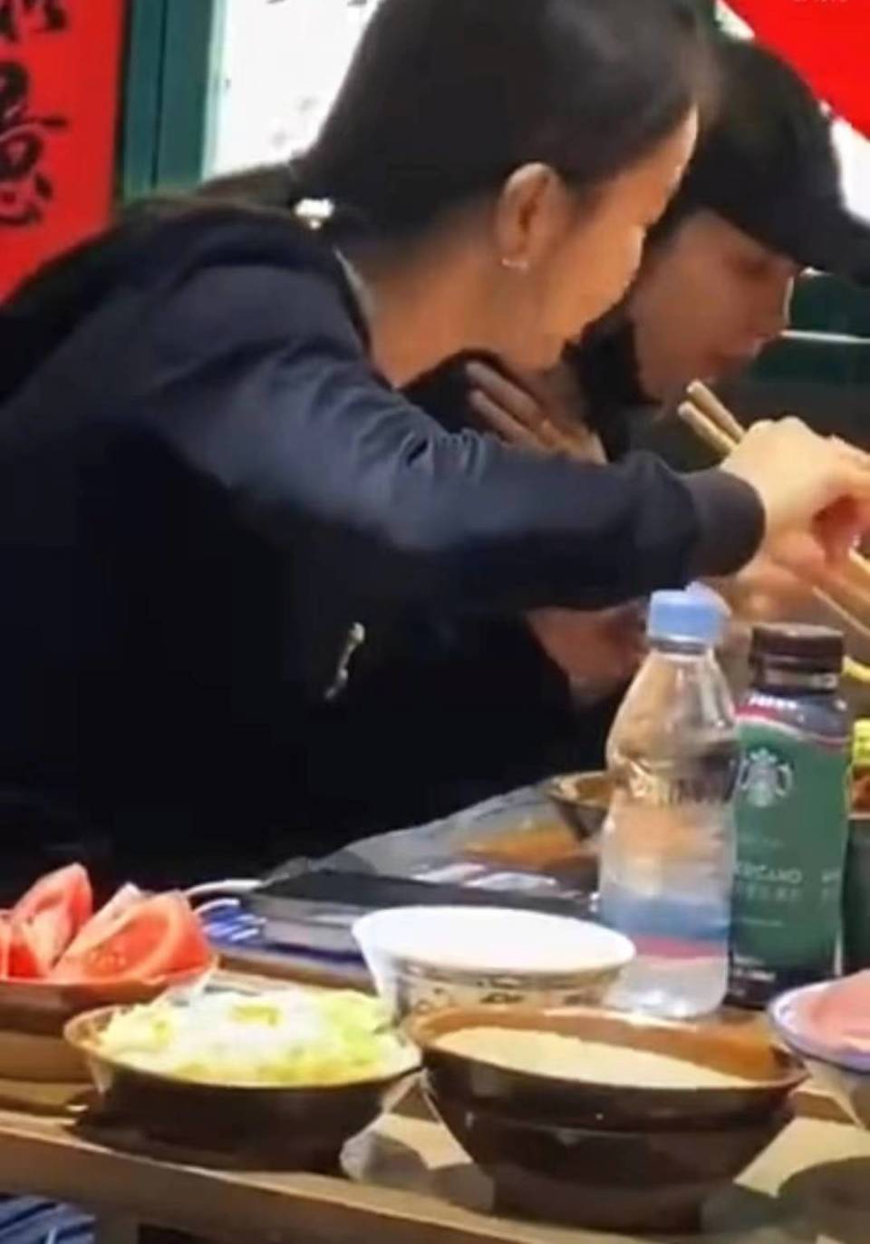 曝王鸥带女儿逛公园，全程紧跟孩子母性爆棚，孩子生父身份引热议(图10)