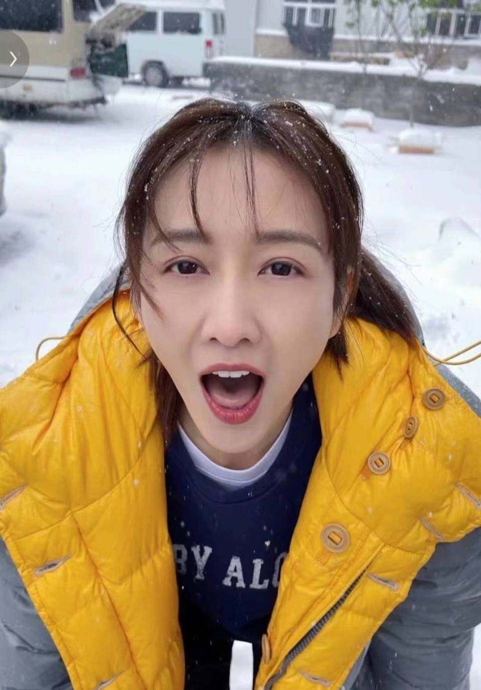 曝王鸥带女儿逛公园，全程紧跟孩子母性爆棚，孩子生父身份引热议(图11)