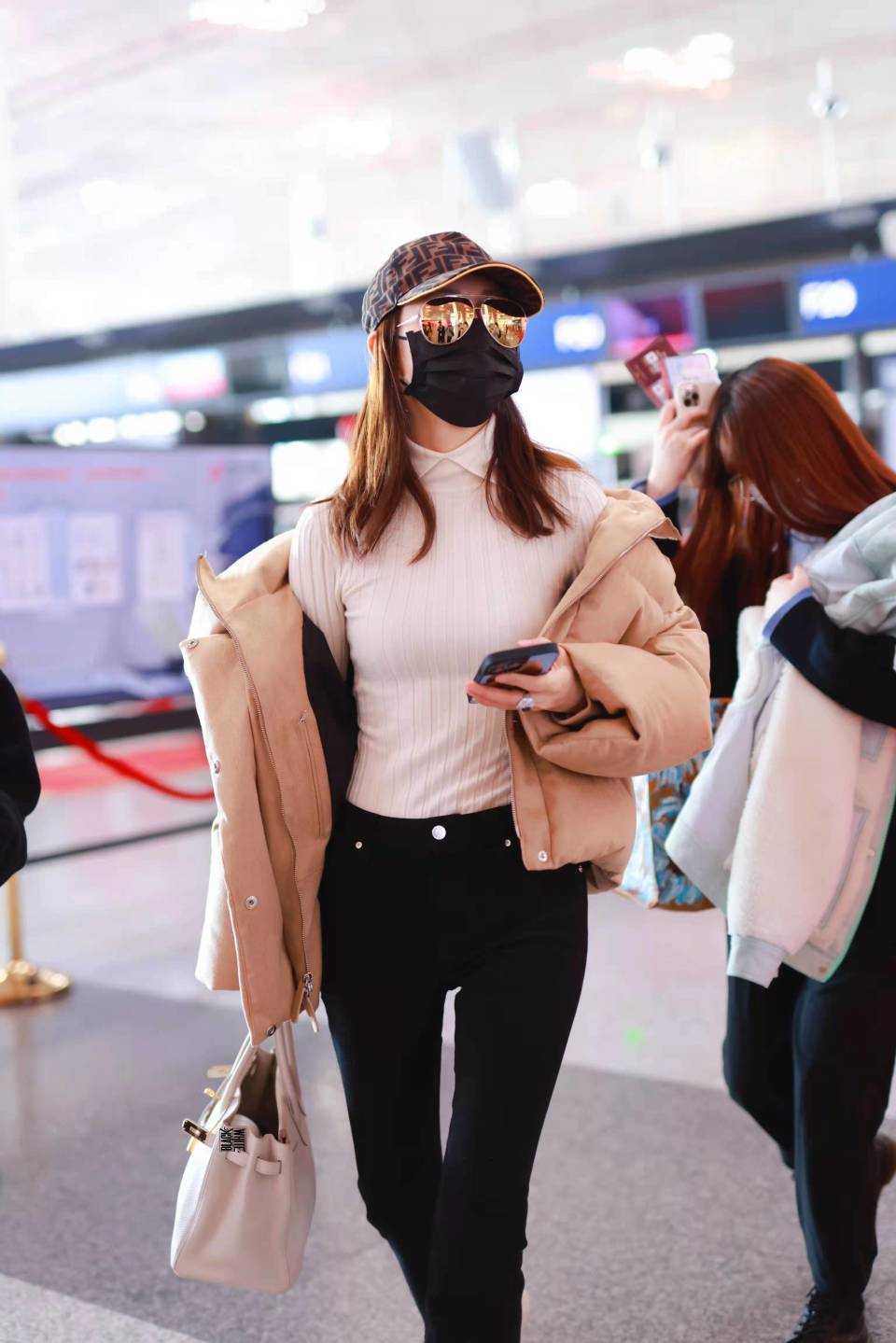 曝王鸥带女儿逛公园，全程紧跟孩子母性爆棚，孩子生父身份引热议(图9)