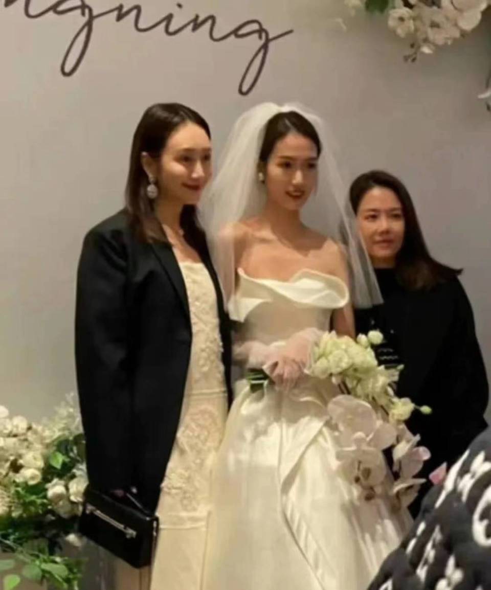 曝王鸥带女儿逛公园，全程紧跟孩子母性爆棚，孩子生父身份引热议(图8)