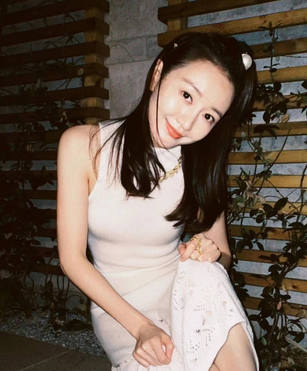 曝王鸥带女儿逛公园，全程紧跟孩子母性爆棚，孩子生父身份引热议(图12)