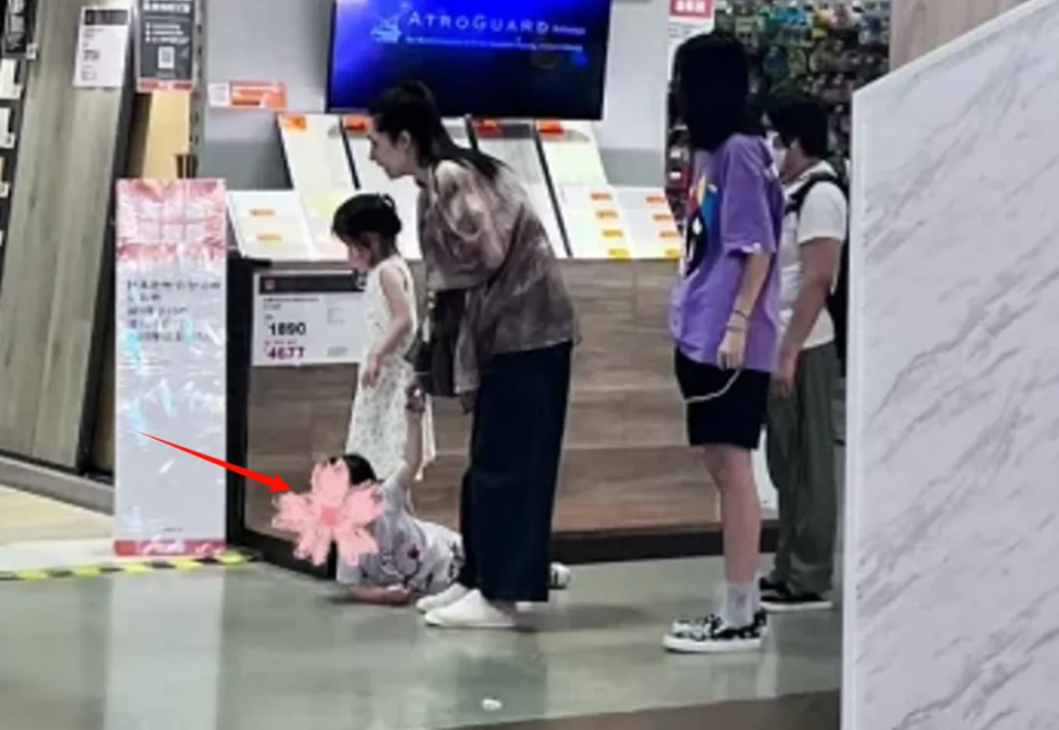 郭碧婷自曝和向佐两地分居，靠孩子联络感情，婆婆向太给钱大手笔(图2)