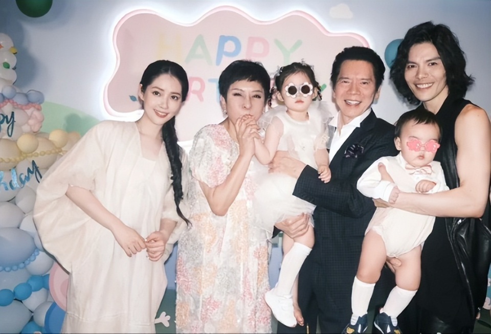 郭碧婷自曝和向佐两地分居，靠孩子联络感情，婆婆向太给钱大手笔(图13)