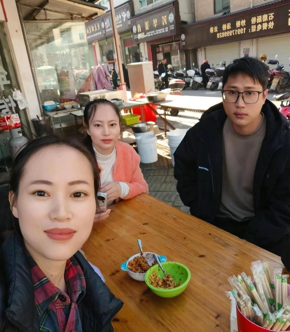 梁志辉妻子被网友看到，和梁志辉养母一起，梁爸一番话让儿子有压力(图1)