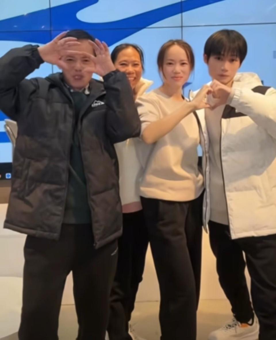 梁志辉妻子被网友看到，和梁志辉养母一起，梁爸一番话让儿子有压力(图2)