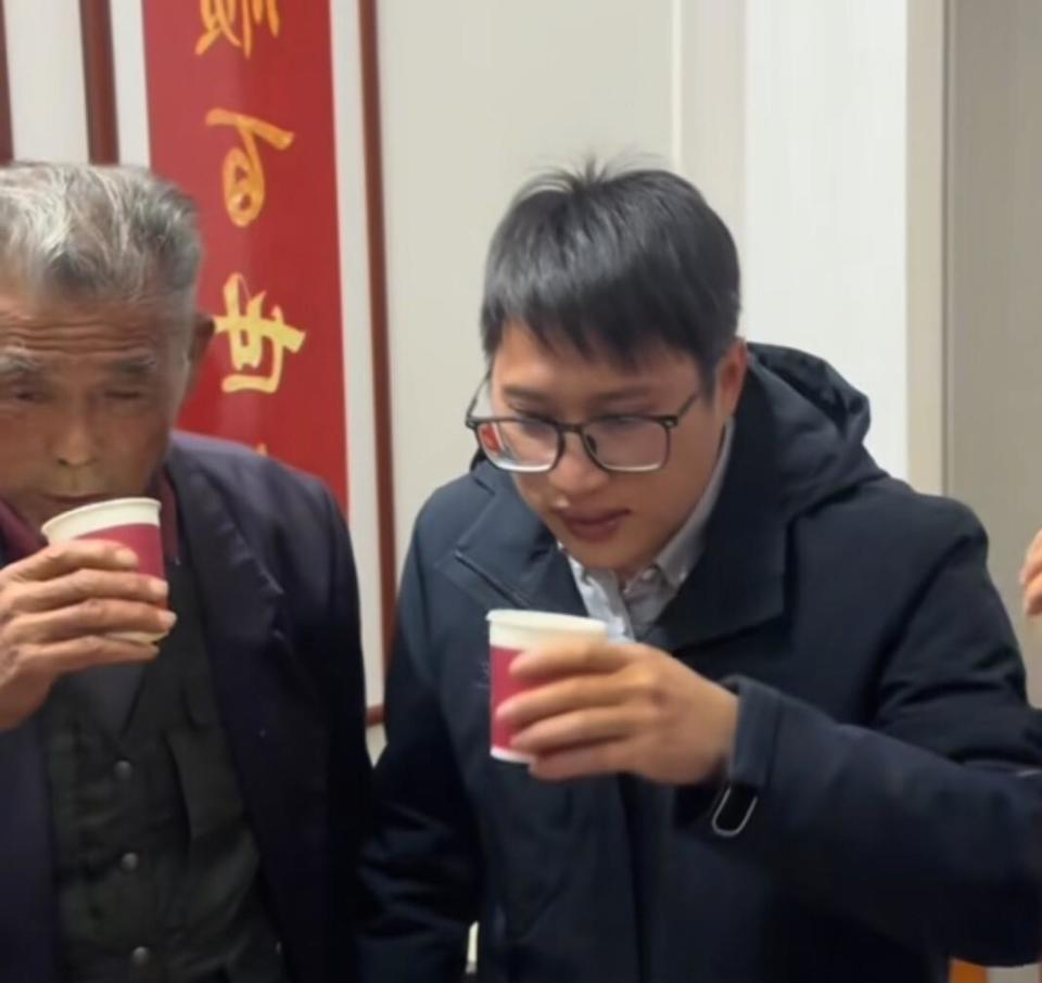 梁志辉妻子被网友看到，和梁志辉养母一起，梁爸一番话让儿子有压力(图3)