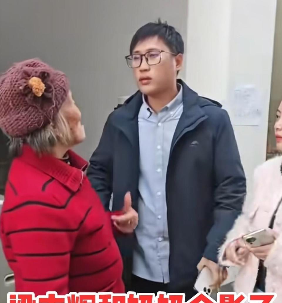 梁志辉妻子被网友看到，和梁志辉养母一起，梁爸一番话让儿子有压力(图4)