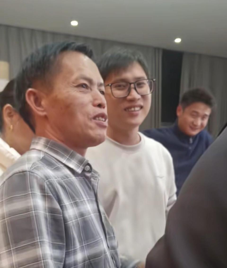 梁志辉妻子被网友看到，和梁志辉养母一起，梁爸一番话让儿子有压力(图7)