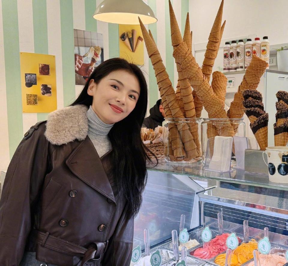 刘涛晒旅行照片，皮衣穿搭很吸睛，时尚又帅