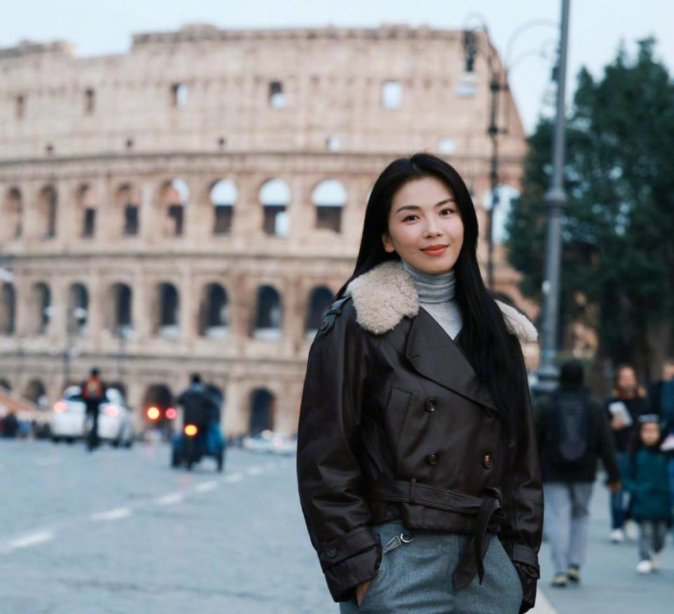 刘涛晒旅行照片，皮衣穿搭很吸睛，时尚又帅气，瞬间就被她迷住了(图4)