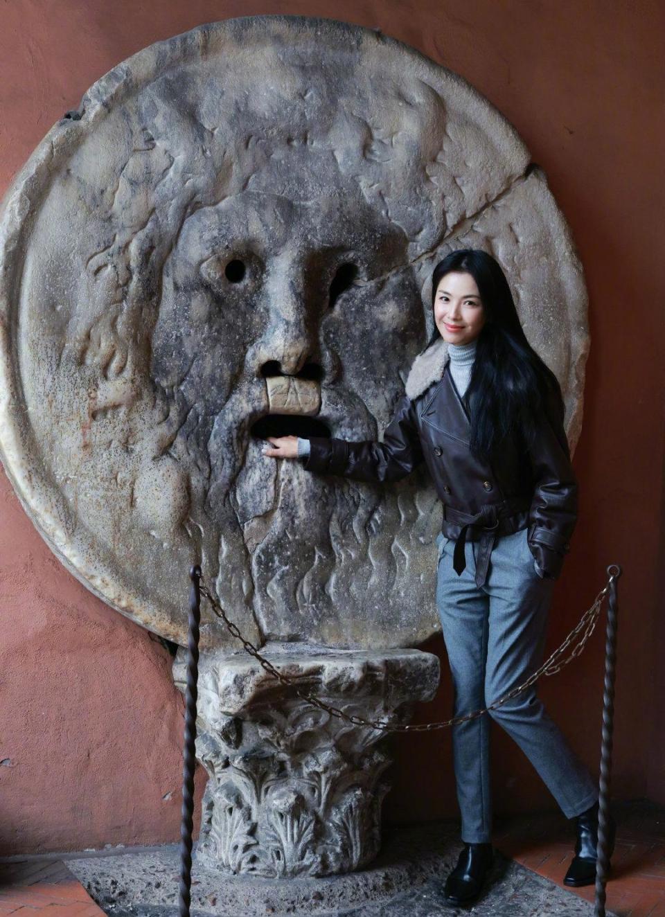 刘涛晒旅行照片，皮衣穿搭很吸睛，时尚又帅气，瞬间就被她迷住了(图3)