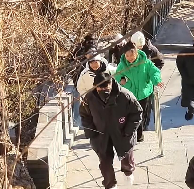 郭京飞夫妇罕见同框照曝光！去大孤山祈福，鲍莉素颜出镜，变胖了很多(图3)