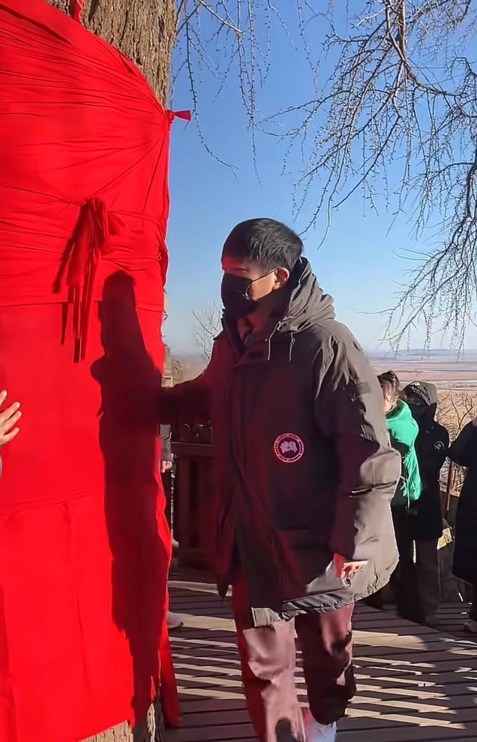 郭京飞夫妇罕见同框照曝光！去大孤山祈福，鲍莉素颜出镜，变胖了很多(图4)