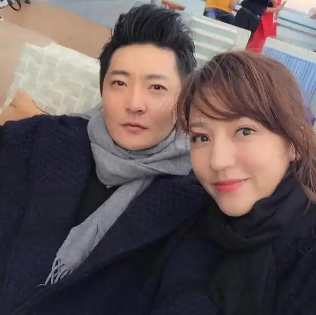 郭京飞夫妇罕见同框照曝光！去大孤山祈福，鲍莉素颜出镜，变胖了很多(图6)