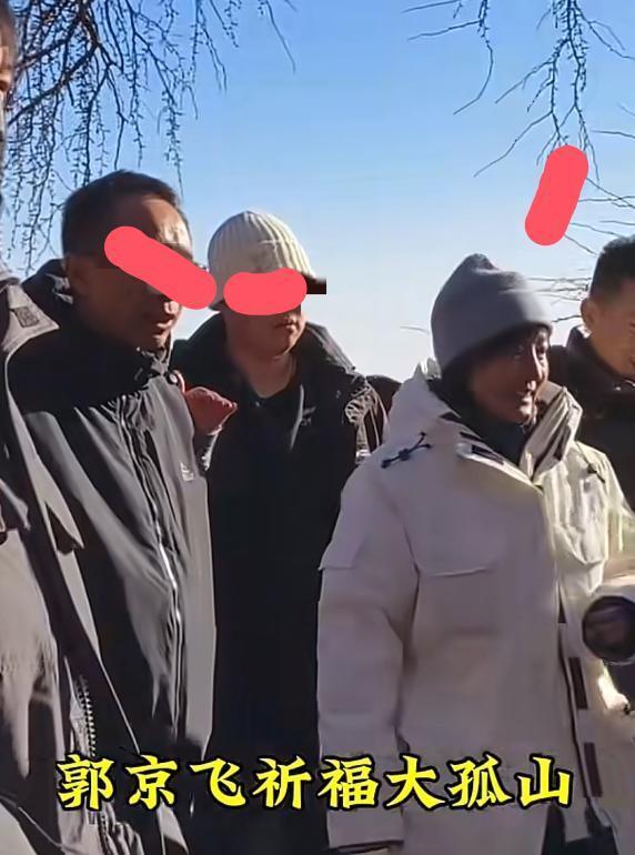 郭京飞夫妇罕见同框照曝光！去大孤山祈福，鲍莉素颜出镜，变胖了很多(图5)