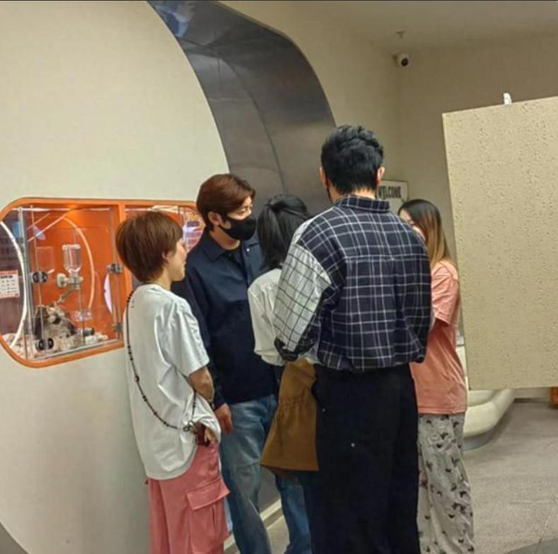 郭京飞夫妇罕见同框照曝光！去大孤山祈福，鲍莉素颜出镜，变胖了很多(图8)