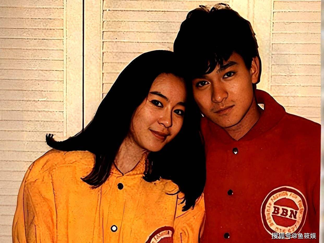 40年隐形，一朝官宣：刘德华与朱丽倩首张合照，为何让全网泪目？(图1)