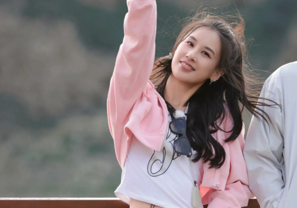 杨子直播曝看不上黄圣依挣的仨瓜俩枣，没对不起过她，快复合了(图2)