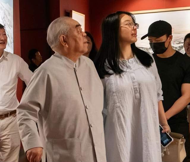 87岁范曾风波后首露面！小50岁徐萌已生子，将与继子女儿断绝关系(图17)