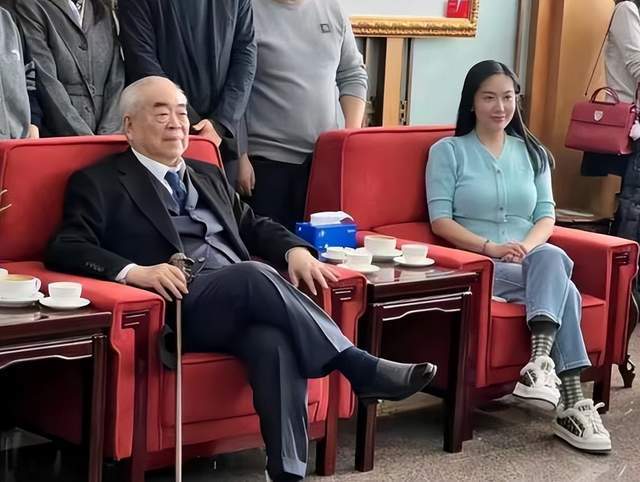 87岁范曾风波后首露面！小50岁徐萌已生子，将与继子女儿断绝关系(图18)