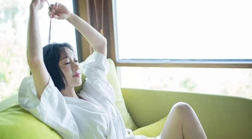 她不愿接受“潜规则”，42岁仍单身，演50多部戏虽火但未出圈(图4)