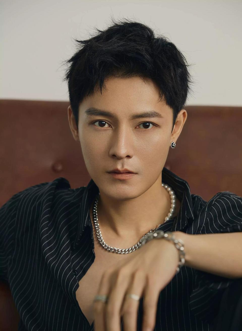 38岁张馨予晒近照，穿卫衣扎马尾似20岁，何捷真把她宠成了小女孩(图1)