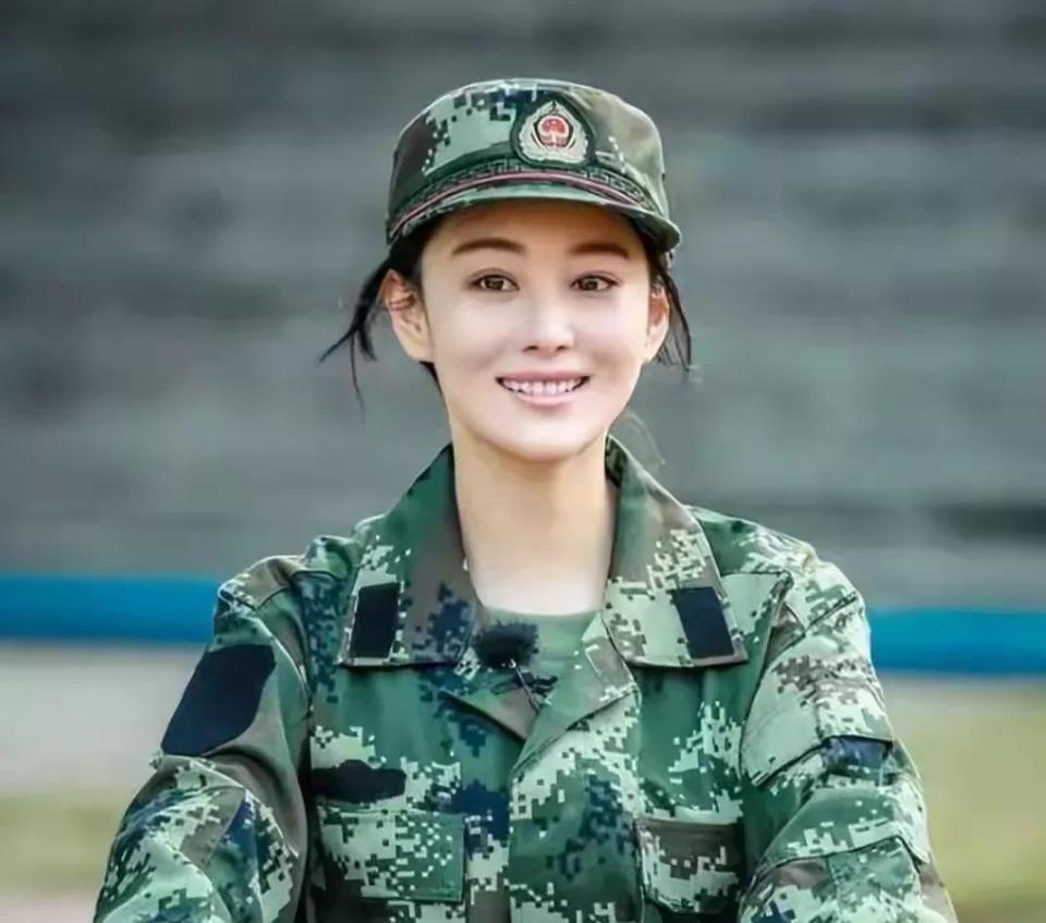 38岁张馨予晒近照，穿卫衣扎马尾似20岁，何捷真把她宠成了小女孩(图5)